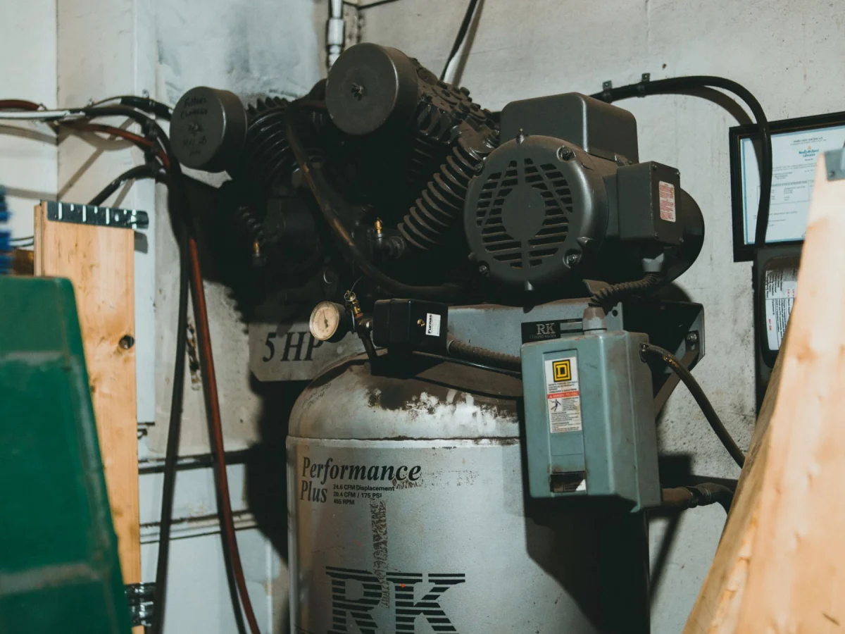 Screw compressor rotor and bearing supply